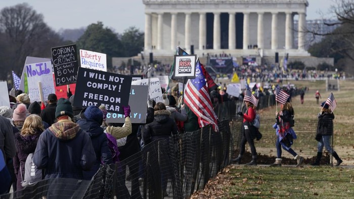 Tolak Aturan Wajib Vaksin, Ribuan Warga AS Kepung Washington DC Ribuan orang berkumpul di Washington DC, AS, pada Minggu (23/1/2022) waktu setempat. Mereka berkumpul untuk memprotes aturan wajib vaksin di Negeri Paman Sam.