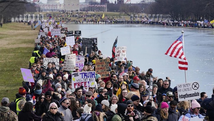 Tolak Aturan Wajib Vaksin, Ribuan Warga AS Kepung Washington DC Ribuan orang berkumpul di Washington DC, AS, pada Minggu (23/1/2022) waktu setempat. Mereka berkumpul untuk memprotes aturan wajib vaksin di Negeri Paman Sam.