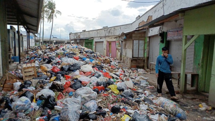 Tumpukan sampah di Pasar Sehat Cileunyi, Kabupaten Bandung
