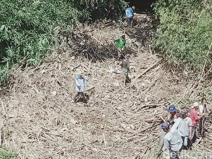 Tumpukan sampah di sungai Wonggo Klaten, Senin (24/1/2022).