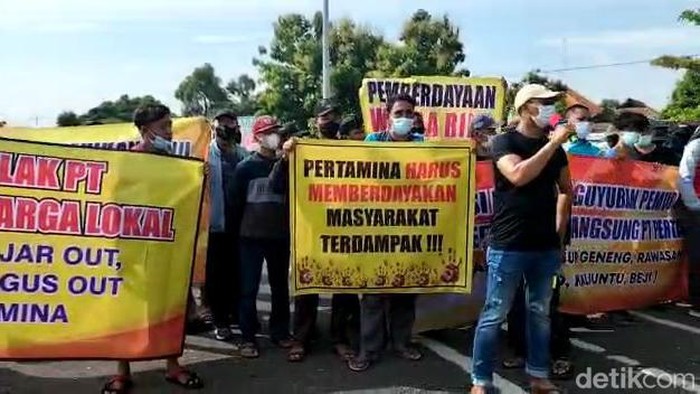 unjuk rasa warga desa terdampak