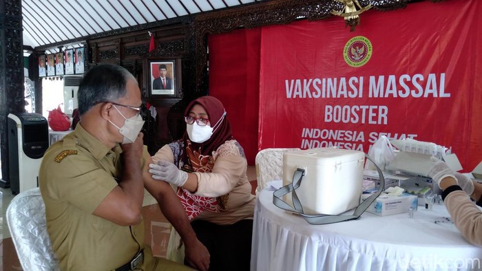 Vaksinasi booster di Pendopo Dipokusumo, Purbalingga, Senin (24/1/2022)