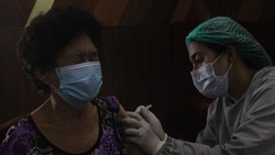 Vaksinasi booster untuk Lansia terus dilakukan. Salah satunya dilakukan oleh Siloam Hospitals Lippo Village.