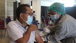 Vaksinasi booster untuk Lansia terus dilakukan. Salah satunya dilakukan oleh Siloam Hospitals Lippo Village.