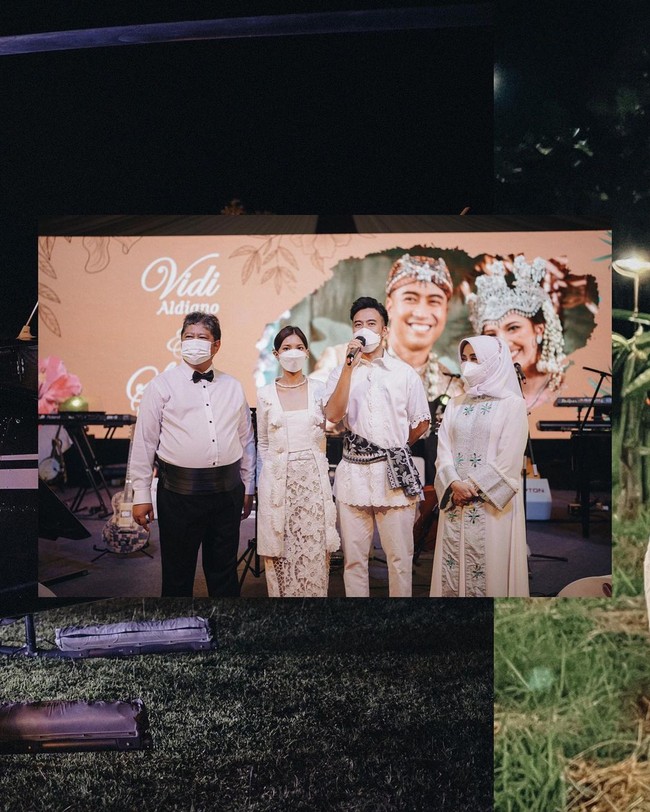 Digelar dengan tema outdoor, acara tersebut terlihat lebih santai tapi tetap mengusung adat istiadat. Dalam foto yang dibagikan, pasangan penyanyi dan aktris itu tampak mengenakan busana bernuansa tradisional ketika menyambut para tamu undangan. Foto: Instagram @vidialdiano
