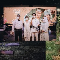 Digelar dengan tema outdoor, acara tersebut terlihat lebih santai tapi tetap mengusung adat istiadat. Dalam foto yang dibagikan, pasangan penyanyi dan aktris itu tampak mengenakan busana bernuansa tradisional ketika menyambut para tamu undangan. Foto: Instagram @vidialdiano