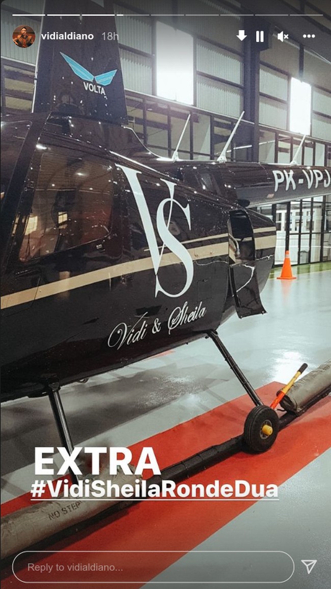 Saat menuju ke tempat acara, Vidi dan Sheila tampak menggunakan helikopter. Holikopter mereka bahkan diberi tulisan nama pengantin baru itu. Foto: Instagram @vidialdiano