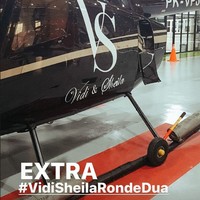 Saat menuju ke tempat acara, Vidi dan Sheila tampak menggunakan helikopter. Holikopter mereka bahkan diberi tulisan nama pengantin baru itu. Foto: Instagram @vidialdiano