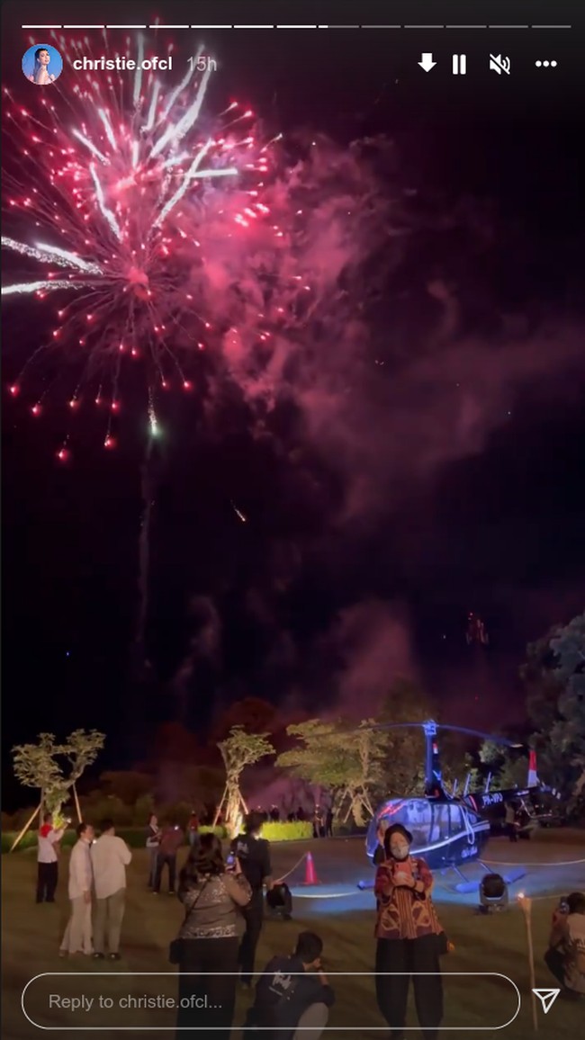 Acara tersebut juga dimeriah dengan kembang api yang meramaikan suasana. Foto: Instagram @cristie.ofcl