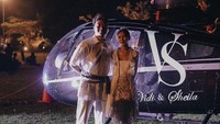 Vidi Aldiano dan Sheila Dara Aisha berpose di samping helikopter dengan nama mereka. Foto: Instagram