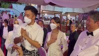 Vidi Aldiano dan Sheila Dara Aisha menyapa tamu undangan yang hadi di acara ngunduh mantu. Foto: Instagram