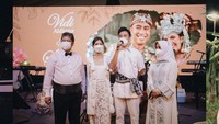 Vidi Aldiano dan Sheila Dara Aisha menggelar ngunduh mantu yang cukup santai dan kekeluargaan. Foto: Instagram