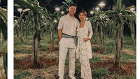 Vidi Aldiano dan Sheila Dara Aisha berpose di lokasi outdoor pada momen ngunduh mantu mereka. Foto: Instagram