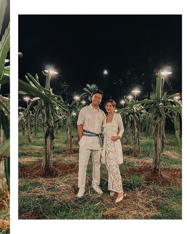 Di acara tersebut, mereka memkai baju serba putih. Sheila tampak cantik kebaya kutu baru sedangkan Vidi menambahkan kain tradisional sebagai ikat pinggang.Foto: Instagram @vidialdiano