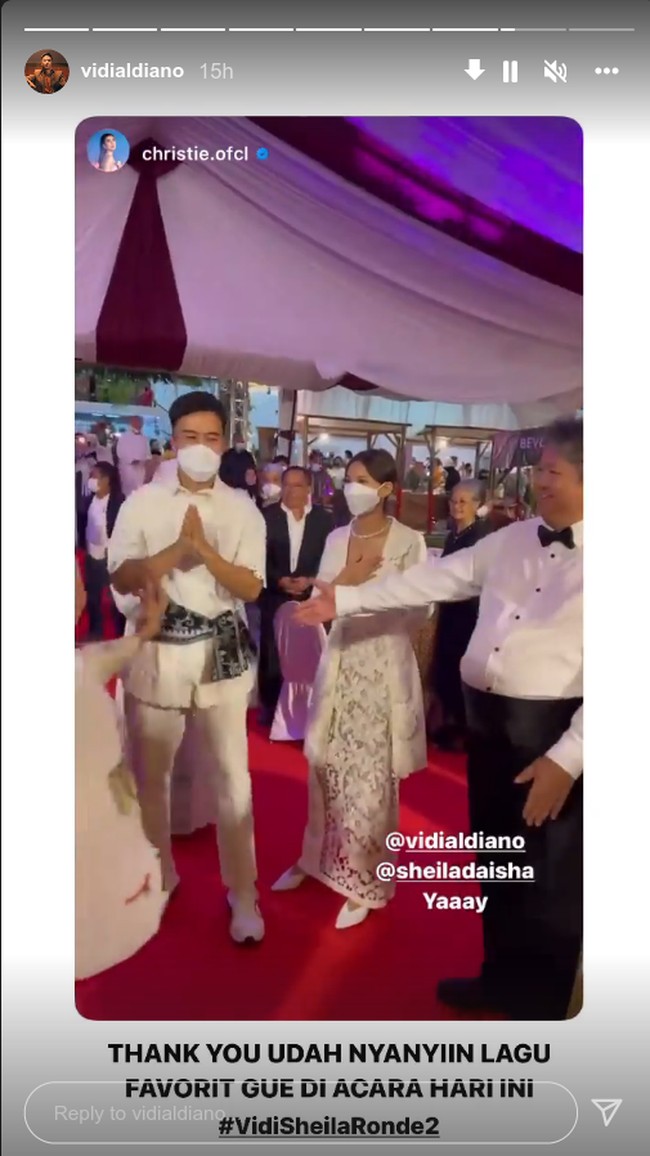 Begini gaya mereka ketika menyambut para tamu. Digelar di tengah pandemi, Vidi dan Sheila tetap mengenakan masker. Foto: Instagram @vidialdiano
