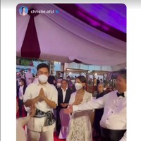Begini gaya mereka ketika menyambut para tamu. Digelar di tengah pandemi, Vidi dan Sheila tetap mengenakan masker. Foto: Instagram @vidialdiano