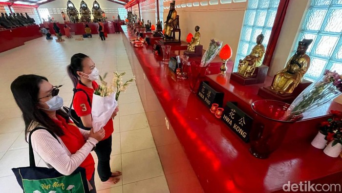 Vihara Dharma Bakti di Petak Sembilan, Jakarta, ramai didatangi warga Tionghoa. Mereka datang untuk memanjatkan doa menjelang Imlek.