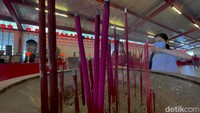 Selain dupa biasa terdapat pula hio bermotif naga dengan ukuran yang lebih besar dan waktu membakar lebih lama.