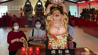 Sejumlah warga Tionghoa mendatangi Wihara Dharma Bakti di kawasan Petak Sembilan, Jakarta Barat, Senin (24/1/2022).