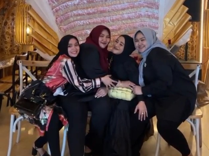 Viral sahabat ulang tahun dikasih buket uang Rp100 juta. Viral sahabat ulang tahun dikasih buket uang Rp100 juta.