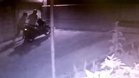 Diketahui, peristiwa itu terjadi di Kecamatan Nagrak, Kabupaten Sukabumi. Pelaku diduga berjumlah dua orang. Aksi mereka saat mencuri motor pun terekam CCTV.
