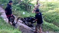 Aparat kepolisian kemudian menuju lokasi, mereka memintai keterangan sejumlah saksi-saksi. Hasil dari keterangan, diketahui motor itu milik mandor setempat.
