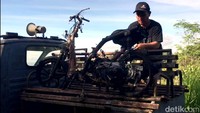 Polisi kemudian mengamankan barang bukti. Dilihat detikcom, kondisi motor hanya tersisa rangka dan nomor polisi. Oleh petugas, motor itu dibawa menggunakan kendaraan Pickup.