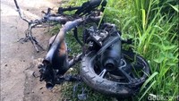 Aksi maling di Sukabumi ini terbilang nyeleneh. Diduga kesal karena motor hasil curiannya tak bisa menyala saat mencoba dihidupkan, maling itu nekat melempar kemudian membakar motor curian tersebut, Senin (24/1/2022).