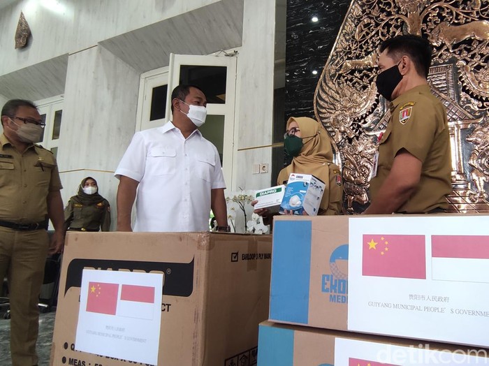 Wali Kota Semarang, Hendrar Prihadi menerima simbolis masker bantuan dari Guiyang, China, Senin (24/1/2022).
