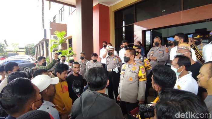 Warga Kaltim saat laporkan Edy Mulyadi ke Polresta Samarinda (detikcom/Muhammad Budi Kurniawan)