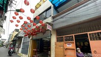 Mereka menghias lingkungan dengan lampu lampion.