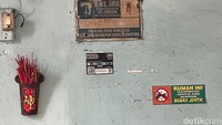 Shio menempel di sisi pintu depan, di salah satu rumah warga Tionghoa.