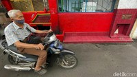 Dalam tradisi China, sebelum tahun baru, mereka juga harus memasang kertas merah berisi pantun, lalu ditempel di samping pintu.