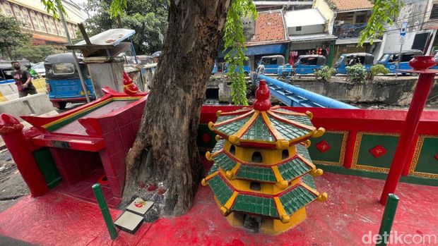 Berbagai persiapan dilakukan warga Tionghoa di Petak Sembilan, Jakarta, untuk menyambut Imlek. Pernak-pernik warna merah telah menghias perkampungan mereka.