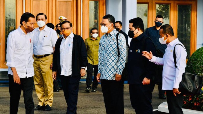 Presiden Joko Widodo (Jokowi) bersama sejumlah menteri sebelum bertolak ke Sumsel, Senin (24/01/2022).