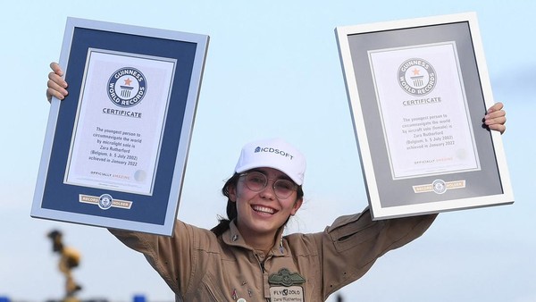 Berkat usahanya, dia mampu memecahkan dua penghargaan dari Guinness World Record. Perjalanan Zara membuatnya menjadi orang Belgia pertama yang terbang sendirian keliling dunia dan wanita pertama yang keliling dunia dengan pesawat microlight. (John Thys/Getty Images)