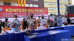 8 Pembakar Mobil Dinas Lapas Pekanbaru Langsung Berbaju Oranye