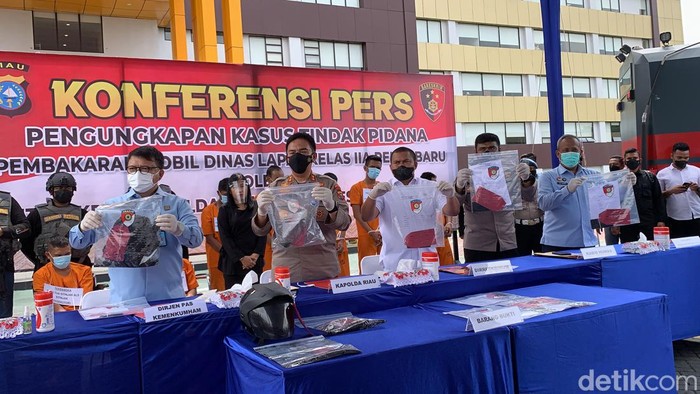 Polisi menangkap 8 pelaku pembakaran mobil dinas Kepala Keamanan Lapas Pekanbaru, Riau Effendi Purba. Salah satunya otak pembakaran, Riko Silalahi.