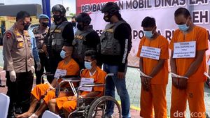 8 Pembakar Mobil Dinas Lapas Pekanbaru Langsung Berbaju Oranye