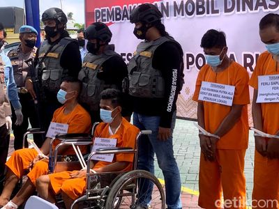 8 Pembakar Mobil Dinas Lapas Pekanbaru Langsung Berbaju Oranye