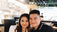 Nah, beginilah momen kebersamaan Acha Septriasa dengan suami Vicky Kharisma saat nongkrong bersama di sebuah kafe. Foto: Instagram @septriasaacha