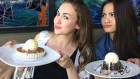 Selain bersama keluarga, Acha Septriasa juga memiliki hubungan yang baik dengan sahabatnya. Salah satunya bersama dengan Rianti Cartwright saat menikmati kue. Foto: Instagram @septriasaacha