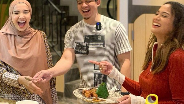 Momen Acha Septriasa saat Dijamu Makan oleh Irwansyah dan Zaskia Sungkar