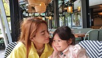 Bukan hanya dengan sang suami, Acha Septriasa juga sering mengajak buah hatinya untuk makan bersama di restoran. Seperti yang tampak pada foto ini. Foto: Instagram @septriasaacha