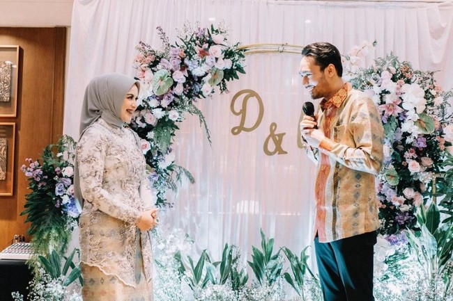 Inspirasi kebaya lamaran hijab selanjutnya dari pemeran Mas Boy dalam sinetron Catatan Si Boy The Series, Achmad Megantara dan Asri Faradila. Asri memakai kebaya warna nude dipadu dengan hijab warna mint. Sedangkan Megantara sang bintang film KKN Desa Penari itu mengenakan batik warna senada.  Foto: Instagram.