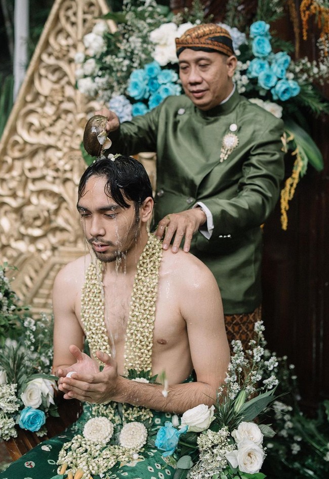 Sama seperti Asri Faradila, Achmad Megantara juga melakukan prosesi siraman. Mantan pacar Syifa Hadju itu terlihat menjalani proses siraman dengan khushuk. Tampak anggota keluarga sedang menyirami Achmad Megantara untuk prosesi siraman. Foto: Instagram