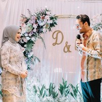 Inspirasi kebaya lamaran hijab selanjutnya dari pemeran Mas Boy dalam sinetron Catatan Si Boy The Series, Achmad Megantara dan Asri Faradila. Asri memakai kebaya warna nude dipadu dengan hijab warna mint. Sedangkan Megantara sang bintang film KKN Desa Penari itu mengenakan batik warna senada.  Foto: Instagram.