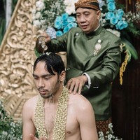 Sama seperti Asri Faradila, Achmad Megantara juga melakukan prosesi siraman. Mantan pacar Syifa Hadju itu terlihat menjalani proses siraman dengan khushuk. Tampak anggota keluarga sedang menyirami Achmad Megantara untuk prosesi siraman. Foto: Instagram