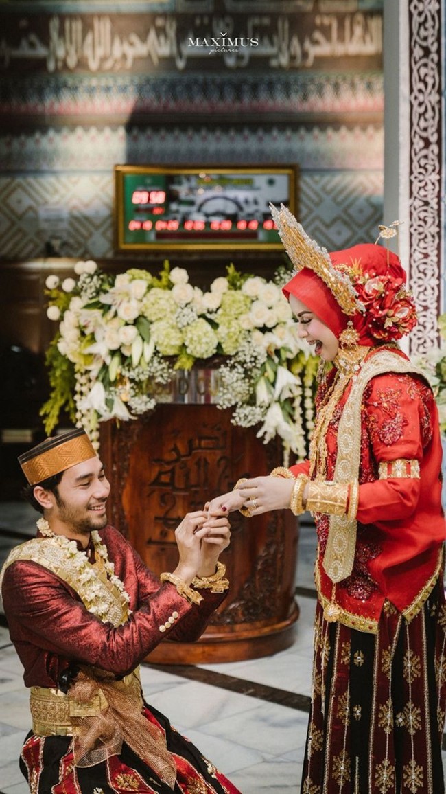 Usai menjalani serangkaian prosesi, Ahmad Megantara pun resmi menikahi Asri Faradila pada 22 Januari 2022. Keduanya terlihat kompak mengenakan busana pengantin adat Bugis yang berwarna merah. Di dalam foto, Achmad Megantara terlihat tengah berlutut memasangkan cincin di jari istrinya.Foto: Instagram