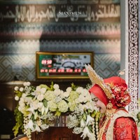 Usai menjalani serangkaian prosesi, Ahmad Megantara pun resmi menikahi Asri Faradila pada 22 Januari 2022. Keduanya terlihat kompak mengenakan busana pengantin adat Bugis yang berwarna merah. Di dalam foto, Achmad Megantara terlihat tengah berlutut memasangkan cincin di jari istrinya.Foto: Instagram